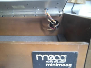 Minimoog cable lead-through opening, behind the wheels